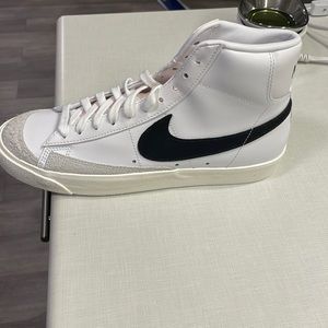 Nike blazer mid ‘77 9.5 WOMEN & SIZE 8 MEN